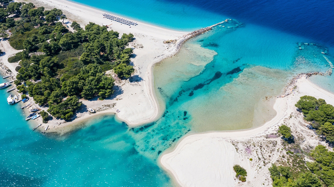 Pefkohori beach is a fabulous beach with amazing blue waters and nice facilities.